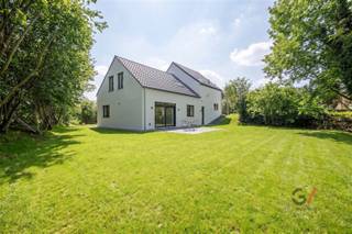 <p><strong>Instapklare parel te koop in Rotselaar!</strong></p><p>Ben je op zoek naar een woning waar je zó in kunt trekken, zonder verbouwingen of kluswerk? Deze volledig gerenoveerde woning werd met hoogwaardige materialen en oog voor detail vernieuwd – alles is tot in de puntjes afgewerkt. Je hoeft enkel nog te verhuizen en te genieten!</p><p>De woning combineert een moderne, frisse look met een warme en gezellige sfeer. De lichtrijke leefruimte vormt het hart van het huis, met een open keuken die uitnodigt tot koken, tafelen en samenzijn.</p><p>Daarnaast beschikt de woning over drie ruime slaapkamers én een extra multifunctionele ruimte op het gelijkvloers. Dankzij de aparte toegangsdeur is deze ruimte ideaal voor wie een vrij of zelfstandig beroep wil uitoefenen, maar ze kan evengoed ingericht worden als bureau, praktijkruimte, hobbykamer of extra slaapkamer.</p><p>Vanop de twee terrassen geniet je de hele dag door van de zon én van het prachtige uitzicht op de Dijle. Een ideale plek om te ontspannen na een drukke dag of om vrienden en familie te ontvangen.</p><p>Deze woning is dé perfecte keuze voor wie op zoek is naar een instapklare thuis zonder zorgen, mét de flexibiliteit om wonen en werken te combineren.</p><p>Contacteer vandaag nog Kim van Gilles Vastgoed (0479/715 587) en plan jouw bezoek. Ontdek zelf hoe heerlijk wonen het hier is!</p><p>Een beeld zegt meer dan duizend woorden - bekijk de video op onze Instagrampagina en laat je verrassen!</p>