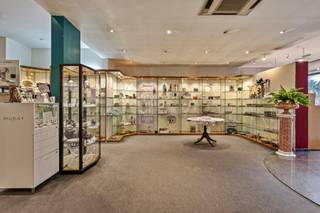 ANTWERPEN - Ruime commerciële ruimte met dubbele vitrine en multifunctionele indeling Unieke kans: commerciële ruimte van ca. 557m², waarvan een deel geschikt is voor opslagruimte. De ruimte beschikt over een brede voorgevel met dubbele vitrine, wat zorgt voor veel lichtinval en uitstekende zichtbaarheid. De winkelruimte heeft een centrale inkomhal met ontvangstruimte en toog, en een open indeling die veelzijdig kan worden ingericht voor diverse commerciële doeleinden, zoals showroom, winkel of kantoor. Verder zijn er een wc, keuken, en bureau, evenals toegang tot de 2 binnenkoeren. De locatie is zeer centraal en heeft veel passage, wat de ruimte uitermate geschikt maakt voor handelsactiviteiten. Het pand is uitgerust met airconditioning en beschikt over twee koeren voor extra buitenruimte en luchtcirculatie. Daarnaast is het pand asbestveilig en heeft het een EPC-score van X. Achteraan is er toegang tot de kelder, die beschikt over hoge plafonds en ideaal is voor opslag of archivering. De kelder is bereikbaar via een goederenlift, waardoor zware voorwerpen eenvoudig kunnen worden getransporteerd. Door de uitstekende ligging nabij het stadscentrum en het Stadspark geniet deze commerciële ruimte van hoge zichtbaarheid en passage, wat het een ideale locatie maakt voor diverse commerciële activiteiten.