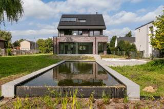 In een groene en uiterst discrete omgeving bevindt zich deze riante en energiezuinige nieuwbouwwoning, ontworpen met oog voor hedendaags...