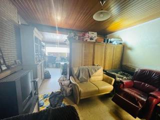 <strong>Menen: 2 woningen te koop<br /><br />Indeling 84:</strong><br />gelijkvloers: inkomhal, living, eetruimte, keuken, badkamer et tuin<br />eerste verdiep: 3 slaapkamers<br />tweede verdiep: zolder(mogelijkheid voor een extra kamer)<br /><br /><strong>Indeling 84A: </strong><br />gelijkvloers: garage, wasruimte en bergplaats<br />eerste verdiep: living, keuken, badkamer en terras<br />2 de verdiep: 2 slaapkamers<br /><br /><strong>Troeven:</strong>
<ul><li>veel mogelijkheden</li><li>prachtige ruime tuin</li><li>uitweg achteraan</li><li>gelegen op de stadsrand in Lauwe</li><li>Elektriciteit conform</li></ul>
<br />Bij deze woning geldt de renovatieplicht.