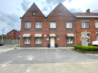 Te koop: karaktervolle halfopen woning in het centrum van Koolskamp, op wandelafstand van scholen en openbaar vervoer.<br /><br />Gelegen in een sociale en levendige omgeving, biedt deze woning een zuidgerichte tuin van 283 m² met tuinhuis en vijver. De indeling is veelzijdig, met meerdere slaapkamers en een ruime keuken, ideaal voor gezinnen die comfort en functionaliteit zoeken.<br /><br /><strong>Gelijkvloers: </strong>inkom, apart toilet, bureel/kapsalon, keuken, ruime living, badkamer en veranda<br /><strong>1ste verdieping: </strong>5 slaapkamers (waarvan er momenteel 2 gebruikt worden als megadressing)<br />Zolder<br /><br />Belangrijkste ruimtes:<br />• eerste ruimte nu ingericht als kapsalon<br />• Living met gezellige sfeer<br />• Keuken met dubbele spoelbak, vaatwasser, inductie- en keramische kookplaat, combi-oven, Amerikaanse koelkast, diepvries, microgolfoven en dampkap<br />• 3 slaapkamers<br />• Badkamer met inloopdouche, toilet, dubbele wastafel in meubel, raindance en thermostatische kraan<br />• 2 dressings<br />• Wasplaats met aansluitingen voor wasmachine en droogkast<br />• Veranda met buitenkeuken<br />• Garage met automatische poort<br />• 2 zolders<br />• Zuidgerichte tuin (283 m²) met tuinhuis en vijver<br />• bergplaats 192m² + parkingplaats naast magazijn<br />* ideaal voor kleine zefstandige die stockage nodig heeft (vb schilder; electricien, plakker, sanitair,...)<br /><br />Troeven:<br />• Centrale ligging nabij scholen en openbaar vervoer<br />• Zuidgerichte tuin met waterpartij<br />• Ruime, volledig uitgeruste keuken<br /><br />Neem vandaag nog contact op voor een bezoek.<br /><br />JOUW DROOMHUIS. ZO GEVONDEN!