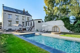 <span>Volledige presentatie met plattegronden en dynamische video: https://weinvest.be/fr-BE/property/for-sale/orp-le-grand/house/58305 Zodra u de drempel overgaat, straalt deze uitzonderlijke woning van 400 m² een gevoel van welzijn en elegantie uit. Gelegen in het hart van het dorp Orp-Le-Grand, biedt het prachtige, lichte ruimtes waarin elk detail is bedacht om comfort en verfijning te combineren. De leefruimtes zijn ruim, uitnodigend en perfect in balans. U vindt er een woonkamer, eetkamer, volledig uitgeruste keuken, wasruimte en kantoor. De 5 slaapkamers, allemaal ruim, waaronder een ouderlijke suite van meer dan 120 m², en de 3 badkamers creëren een ideale omgeving voor een gezin of om met gemak gasten te ontvangen. De tuin is de ideale plek voor uw kinderen, maar ook om te ontspannen met het verwarmde zwembad en de speelplek voor kinderen. Het biedt toegang tot de kelders onder het hele huis.</span>