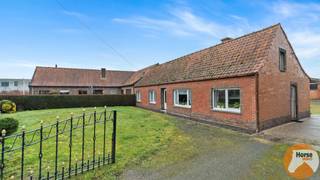 LOKEREN - Te renoveren woning met bijgebouwen op +- 6700m²<br />Bent u op zoek naar een eigendom met karakter, ruimte en potentieel? Dan is deze te renoveren woning op een prachtig perceel van 6.756m² zeker iets voor u!<br /><br />De woning beschikt op het gelijkvloers over een ingerichte keuken, een gezellige leefruimte met kachel, twee slaapkamers en een badkamer uitgerust met zowel douche als bad. De zolderverdieping is bereikbaar via een vaste trap en biedt de mogelijkheid om verder ingericht te worden naar eigen wens. Ook beschikt de woning over een berging onder de trap. <br /><br />Buiten geniet u van verschillende bijgebouwen. In combinatie met het ruime perceel en de uitzonderlijke straatbreedte vormt deze eigendom een unieke kans voor wie ruimte zoekt.<br /><br />De woning is momenteel vergund als landbouwwoning. Een functiewijziging naar eengezinswoning is mogelijk, mits het verkrijgen van de nodige vergunningen en het voldoen aan de geldende voorwaarden.<br /><br />Hoewel de woning steeds goed onderhouden werd, dient ze volledig gerenoveerd te worden om te voldoen aan de huidige normen. De renovatieplicht is van toepassing.<br /><br />Er is de mogelijkheid om de naastliggende gezinswoning ook aan te kopen (VP 350.000€)<br /><br />Kortom, een eigendom met enorm potentieel voor wie bereid is de handen uit de mouwen te steken!<br />Voor meer informatie of een bezoek, kan u ons steeds contacteren: 053/60.65.66