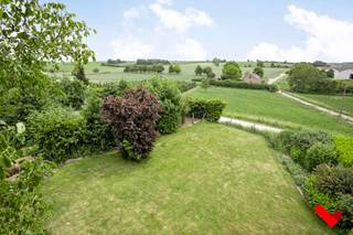 In een rustige straat in het landelijke Outgaarden, deelgemeente van Hoegaarden, bevindt zich deze charmante, solide woning met een...