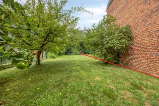 In Hofstade, een landelijke randgemeente van de stad Aalst, bevindt zich op een zeer rustige doch vlot bereikbare locatie deze bouwgrond geschikt voor het optrekken van een driegevel woning. Openbaar vervoer, scholen, horeca, handelszaken en treinstation zijn op een boogscheut verwijderd. Het op-en afrittencomplex E40 Brussel-Gent is in 10 min te bereiken. 
Op deze oost georiënteerde 672 m² grootte eigendom dient een woning opgetrokken te worden onder de goedgekeurde stedenbouwkundige voorschriften waaruit blijkt : breedte straatkant 8,9 m en diepte 11,25 m. Op de grond bevindt zich reeds een goedgekeurde garage.
Rust en toch alle nutsvoorzieningen binnen handbereik maakt van deze ligging een toplocatie.
Voor verdere informatie contacteer : affligem@immoaccenta of 0475/63.70.09