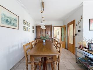 Ontdek deze aangename halfopen bebouwing, gelegen in de Westkapellestraat 193 te Knokke-Heist, op een rustige en goed bereikbare locatie nabij het centrum van Westkapelle En Heist. Deze gezellige deelgemeente van Knokke-Heist staat bekend om haar landelijke karakter, open ruimte en familiale sfeer, terwijl je toch vlot toegang hebt tot het bruisende kustleven, winkels, scholen en verbindingswegen.<br /><br />De woning geniet van een doordachte indeling en biedt tal van mogelijkheden voor gezinnen, hobbyisten of kleine zelfstandigen.<br /><br />Indeling: Ruime inkomhal met trap naar de verdieping, Gezellige woonkamer met eetruimte, een grote, lichtrijke keuken met veel werkruimte en ontbijttafel.<br />Praktische wasplaats met aansluitend een recente douchekamer en toilet rechtstreeks toegang tot de onderhouden tuin met veel groen.<br />Kelderberging ideaal als extra stockage<br />Op de verdieping bevinden zich:<br />Drie ruime slaapkamers, waarvan één met extra ruimte voor dressing of bureau.<br />Volwaardige badkamer met tweede toilet<br /><br />Bovendien beschikt deze woning over een dubbele garage, ideaal voor wie nood heeft aan extra opslagruimte, een hobbyruimte of een atelier voor een kleine zelfstandige.<br /><br />Deze instapklare woning combineert ruimte, rust en bereikbaarheid in een groene omgeving dicht bij zee.<br /><br />Mis deze kans niet en plan vandaag nog je bezoek!