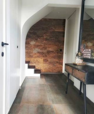 Ben je op zoek naar een ruime en lichtrijke woning met karakter en de mogelijkheid tot praktijk/vrij beroep? Deze woning is ideaal voor wie een gezinswoning zoekt waar je kan wonen en werken onder 1 dak, een kangoeroewoning of kortom een woning met veel potentioneel.<br />Gelegen in een rustige woonwijk vormt deze halfopen woning de ideale thuisbasis voor gezinnen met kinderen. De veilige en kindvriendelijke omgeving biedt rust en weinig verkeer. <br /><br />Gezinswoning: Via de inkomhal met gastentoilet komt u in de lichtrijke leefruimte met open leefkeuken(25m2). Volledig geïnstalleerd met ingebouwde oven, stoomoven, microgolfoven en vaatwas. De leefruimte (60m2) is voorzien van parket en tegels met een gezellige haard. Beide ruimtes kijken uit op de tuin. Er zijn 5 slaapkamers, waarvan 1 gebruikt als dressing en 1 zolderkamer met schuin dak. Ook 2 badkamers, waarvan de ene met inloopdouche en de ander met een ligbad van 1,2m breedte! Op de eerste verdieping is er ook een toilet aanwezig. Er is via de zolderkamer nog een stukje zolder beschikbaar. Een slaapkamerr voorziet via een plat dak een stuk terras aangelegd met kunstgras.<br />De tuin (170m2) heeft een groot terras met verschillende zithoeken en een zwemspa. Deze kan eventueel ook overgenomen worden. Er is een klein tuinhuis aanwezig en een fietsberging.<br /><br />Praktijk: De aparte inkomhal geeft toegang tot een kleine wachtruimte, een apart toilet en een kabinet die uitkijkt op de tuin. Langs de trap kom je in de oefenruimte/fitness (25m2) terecht. Deze is voorzien van een terras aangelegd met kunstgras. Verder is er een aparte berging voor wasmachine en droogkast.<br /><br />De woning is gelegen nabij het schoppingcentrum van Bredene, scholen en openbaar vervoer.<br /><br />Extra troeven:<br />energiezuinig met zonnepanelen en 2 laadbatterijen<br />regenwaterput 7000L<br />ramen deels voorzien van screens (elektrisch)<br />2 afzonderlijke opritten<br />instapklaar