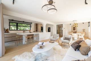 <p>Exclusive, fully renovated villa for sale in the heart of the Zoute, discreetly tucked away in the idyllic Tennispad. This stunning property is quietly located in a charming lane and enjoys an exceptional setting with a sun-drenched garden all around, offering the perfect blend of privacy and natural light.</p>
<p>The ground floor features a spacious, light-filled living area with an open kitchen that opens directly onto two terraces – ideal for lovers of indoor-outdoor living. Adjacent to the living space are a cozy separate TV corner and a practical, well-integrated utility room.</p>
<p>On the first floor, you'll find a generous master bedroom with a walk-in dressing room and a spacious, luxurious bathroom. A second, slightly smaller master suite includes built-in wardrobes and a private shower room. In addition, there are two more large double bedrooms, each with built-in closets. A large bathroom with both bathtub and shower, along with a separate toilet in the night hall, completes this floor. All bedrooms are equipped with air conditioning, ensuring year-round comfort.</p>
<p>The second floor offers a very spacious multipurpose room, ideal as a playroom, home office or relaxation area. There is also the possibility to create a fifth bedroom with en-suite bathroom, with all necessary connections already in place. A generous attic space is also available.</p>
<p>The house has a full basement, an integrated garage, and several parking spaces in front of the property.</p>
<p>A unique home with outstanding finishes and a prime location in one of the most sought-after lanes of the Zoute – truly worth a visit.</p>