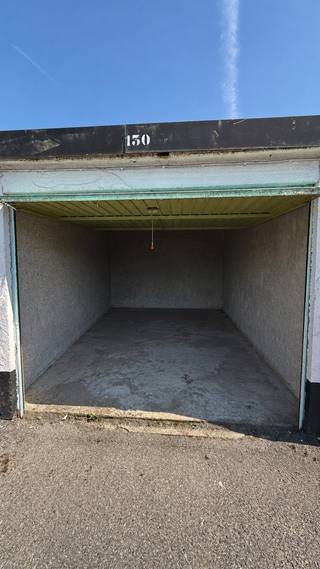 Ruime en praktisch gelegen garagebox in de Ollevierlaan 26 te 8660 De Panne.<br /><br />De garagebox beschikt over volgende afmetingen:<br />Lengte: 5,20 m<br />Breedte: 2,70 m<br />Hoogte tot aan de poort: 1,90 m<br /><br />Ideaal als veilige parkeerplaats, berging of extra opslagruimte aan de kust.<br />Contacteer ons vandaag nog voor een bezoek ter plaatse!