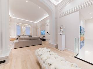 Op de begane grond van een prachtig klassiek gebouw uit 1902, volledig gerenoveerd door Bruno Erpicum, ligt dit grote duplex-appartement van ± 239 m² met een tuin van ± 2 are.<br /><br />Deze duplex combineert ruime volumes, antieke elementen (lambrisering, lijstwerk, vloeren, originele deuren) en hoogwaardige materialen en beschikt over een dubbele woonkamer met gashaard, een eetkamer en een grote, lichte keuken die uitkomt op een terras van ± 10 m² met ononderbroken uitzicht over de tuin. Het slaapgedeelte bestaat uit een hoofdslaapkamer van ± 30 m² met ingebouwde kleedkamer en badkamer die uitkomt op een terras, een tweede slaapkamer van ± 24 m² met doucheruimte en een derde slaapkamer van ± 14 m² ook met doucheruimte. Een wasruimte en kelder maken de woning compleet.<br /><br />Andere kenmerken: omkeerbare airconditioning, domotica, audiosysteem, gepantserde deur, alarm met camera's, verlichte tuin, parkeerplaats in naburig gebouw in optie (45.000€), dubbel stroomsysteem, kelder.<br /><br />Le Châtelain staat bekend om zijn ligging, niet ver van het stadscentrum en vlakbij het Bois de la Cambre, met zijn vele restaurants, winkels en populaire markt. Snelle en gemakkelijke toegang tot het openbaar vervoer.<br /><br />Voor meer informatie kunt u contact opnemen met Corinne Thumelaire op +32 (0) 498 237 935.