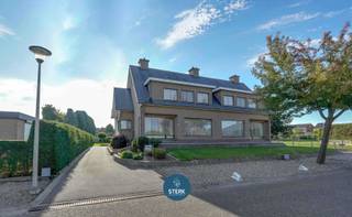 RUIME GEZINSWONING MET VEEL POTENTIEEL OP RESIDENTIËLE LIGGING TE LANAKEN ! <br /><br />We vinden deze halfopen bebouwing met een bewoonbare oppervlakte van 162 m² terug op een perceel 5a 28ca in Lanaken. <br /><br />Voor meer informatie, neem zeker een kijkje op onze website via de volgende link:<br />https://www.sterkvastgoedmakelaars.be/detail/te-koop-woning-lanaken/7682005?dosearch=True&flowstatus=ForSale,ForSaleReserved,ForSaleWithBid,ToCompleteForSale,SoldUnderReserve,Sold&pageindex=1&pagesize=12&searchpage=ForSale&sortdirection=DESC&sortfield=pub_flowstatus&transactiontype=Sale