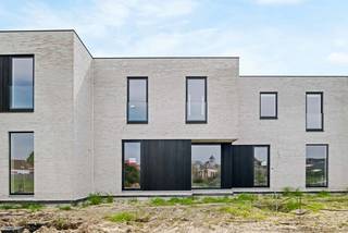 Deze moderne nieuwbouwwoning (lot 13) wordt gerealiseerd in een residentiële omgeving aan een nieuwe invalsweg van de Warandestraat. De woning werd reeds wind- en waterdicht opgebouwd en wordt binnenin verder kwalitatief afgewerkt door Dumobil Woonprojecten naar wens en materiaalkeuze van de koper.<br /><br />De woning met plat dak en 2 volwaardige bouwlagen is voorzien van 3 slaapkamers, een bergruimte, een badkamer met bad, inloopdouche en dubbele wastafel, en 2 aparte toiletten. De leefruimte heeft een open keuken met eiland, een eet- en zithoek, en eventueel een bureauhoek. Naast de keuken is een handige wasplaats voorzien. De gevel wordt afgewerkt met een grijze steen, houten bekleding en zwart buitenschrijnwerk. De woning staat op een perceel van 206 m² en binnen de prijs van de woning hoort een vrijstaande carport, een tuinhuis en de volledige afwerking van de ideale zuidwest gerichte tuin! De woning is uitgerust met duurzame technieken zoals een geothermische warmtepomp en vloerverwarming.<br /><br />Dit nieuwbouwproject is voorzien van groenzones en een fijn wandel- en fietspad waardoor je makkelijk zonder wagen op pad kan. Bijvoorbeeld naar het Kasteel van Moorsele of het Groen Lint Park vlakbij. Daarbij zijn er supermarkten op wandelafstand.<br /><br />Deze all-inprijs excl. kosten omvat een volledig afgewerkte, instapklare woning met álle voorzieningen en omgevingswerken inbegrepen. De totale kostprijs inclusief wettelijke kosten waaronder registratierechten, btw, notariskosten en aansluitingskosten kan je eenvoudig bekijken op onze <u><strong>website</strong></u>: <strong><u>www.dumobil.be/nl/woonprojecten/projecten/moorsele</u></strong>. En/of contacteer onze bouwadviseur Sam Borrey voor meer info: 0483/21.01.33 | sam@dumobil.be