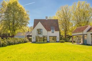 Laat u betoveren door deze exclusieve nieuwbouwvilla, een echte parel in het groene en goed bereikbare Halle-Zoersel. Deze woning beschikt over...