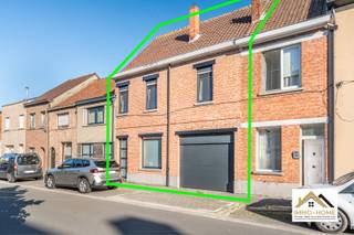 Deze verrassend grote rijwoning zit verborgen achter een mooie gevel, en is gelegen vlakbij het centrum van Lokeren. Via een ruime inkomhal (met gastentoilet) komen we tot in de heel grote leefruimte, waar twee lichtstraten en een groot schuifraam achterin zorgen voor een overvloed aan lichtinval. De keuken is voorzien van alle moderne kookcomfort en veel opbergkasten, en de visueel afgescheiden bureelruimte/leeshoek vormt een mooi verlengstuk van de eethoek. In de zithoek zorgt de haard dan weer voor extra sfeer in de donkere dagen. Achteraan de woning vinden we nog een ruime wasplaats terug (inclusief aparte douche), en een grote hobby of knutselruimte. Helemaal voorin de woning is de badkamer met zowel ligbad als douche ondergebracht. Op de eerste verdieping er rond een centrale gang voorzien in de eerste drie slaapkamers en een tweede toilet, terwijl we aan de achterzijde van de woning een dubbele bureelruimte terugvinden. Helemaal bovenin is de master bedroom ingericht. Deze voelt heel ruimtelijk door het opengewerkte plafond, en beschikt over een heel grote dressing en eigen lavabo. Ben je meer een buitenmens ? Ook dit is hier geen enkel probleem : zowel in de lounge met verstelbaar dak, als in twee leuke zithoeken kan je zeker genieten van de buitenlucht, en dit in een mooie stadstuin. De woning heeft een inpandige garage en deze geeft je tevens directe toegang tot de leefruimte. Bezoekdag: 01/08: Inschrijven via mail naar tommy@immo-home.be, geen telefonische inschrijvingen! Volg ons op Fb en Insta. Voor meer info: www.immo-home.be. GRATIS SCHATTING & GRATIS FINANCIEEL ADVIES