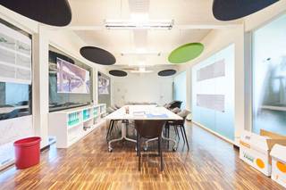 Modern and bright offices for rent on walking distance of the Gare du Midi in Brussels. Airconditioning, high performance gas boilers, ready...