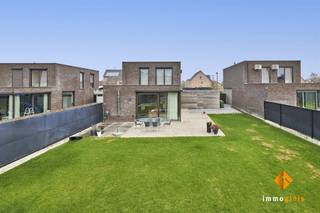 Deze recente, moderne woning met 3 slaapkamers is gelegen op een mooi perceel van 5a37ca, in een rustige, kindvriendelijke buurt en toch vlakbij...