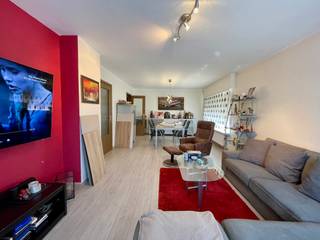 Gerenoveerd appartement gelegen in de dorpskern , onmiddellijke omgeving van openbaar vervoer, winkels en school.Het appartement is gelegen op de...