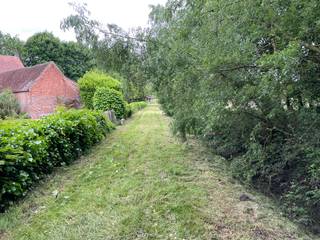 De grond biedt veel mogelijkheden voor tuinliefhebbers en gezinnen die op zoek zijn naar ruimte en privacy. Met een perceeloppervlakte van...