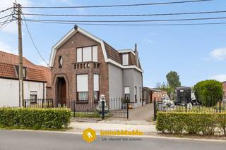 <strong>Woning met 4 garages, schuur en veel opslagruimte te koop in Wachtebeke – ideaal voor zelfstandige of investeerder!</strong><br /><br />Gelegen in de Ramonshoek 76 te Wachtebeke, vindt u deze woning met twee slaapkamers, meerdere garages, een ruime schuur en een perceel van 728 m². Deze eigendom biedt tal van mogelijkheden en is ideaal voor wie op zoek is naar veel opslagruimte of voor een zelfstandige activiteit aan huis.<br /><br /><strong>Troeven:</strong><br />- Grondoppervlakte van 728 m²<br />- 2 volwaardige slaapkamers<br />- 1 dubbele garage en 2 afzonderlijke garages<br />- Extra garage (lage poorthoogte) geschikt als berging/opslagruimte<br />- Ruime schuur van 89 m² – ideaal als atelier of extra opslag<br />- Ideaal voor zelfstandigen of hobby met ruimtebehoefte<br /><br /><strong>Indeling:</strong><br />De woning beschikt over een inkomhal, leefruimte, keuken, badkamer, twee slaapkamers en een kelderruimte. Buiten bevinden zich een dubbele garage, twee aparte garages, een extra lage garage die perfect als berging kan worden benut, en een grote schuur van 89 m².<br /><br />De ruime buitenruimte en de verschillende bijgebouwen maken dit pand bijzonder geschikt voor wie veel opslagruimte nodig heeft, zoals zelfstandigen, hobbyisten of verzamelaars.<br /><br />Let op: door de EPC F-score is renovatie verplicht na aankoop.<br /><br />Contacteer ons via 0492 97 47 00 of mail naar nathalie@immomamo.be om uw afspraak in te plannen.