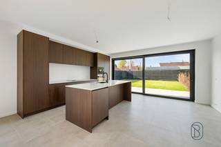 Energieneutrale luxewoningen te koop aan De Gavers – E-peil 0 (6% BTW mogelijk)

Ontdek deze 3 hoogwaardige nieuwbouwwoningen op een topligging nabij De Gavers. Deze energiezuinige parels combineren luxueuze afwerking, moderne architectuur en maximaal wooncomfort; ideaal voor wie toekomstgericht wil wonen.

Indeling

Bij het binnenkomen wordt u verwelkomd in een stijlvolle inkomhal met gastentoilet. De lichtrijke leefruimte met prachtig parket sluit naadloos aan op de volledig geïnstalleerde open keuken met kookeiland, uitgerust met Siemens-toestellen en een duurzaam composiet werkblad. Aansluitend vindt u een praktische berging.

Via de leefruimte heeft u toegang tot het aangelegd terras en de volledig omheinde tuin – perfect om in alle rust te genieten.

Op de verdieping bevinden zich:

Nachthal
3 ruime slaapkamers
Moderne badkamer met inloopdouche, ligbad en dubbele lavabo
Apart toilet

Troeven:
- E-peil 0 (energieneutraal wonen)
- 6% BTW mogelijk (onder voorwaarden)
- Geothermische warmtepomp (vloerverwarming &amp; vloerkoeling)
- Zonnepanelen
- Regenwaterput van 20.000 liter
- Duurzame massieve houtbouw
- Instapklaar en tot in de puntjes afgewerkt

2 halfopen bebouwingen
1 gesloten bebouwing met uitweg achteraan

Interesse in deze unieke woonkans nabij natuur en voorzieningen?
Contacteer ons voor meer info of een bezoek via: emiel@immobeguin.be