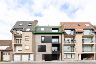 Nieuwbouwappartement met 2 slaapkamers, 2 terrassen en topligging op 50 meter van het centrum en 500 meter van de zee. <br /><br />Bent u op zoek naar een energiezuinig nieuwbouwappartement op een absolute toplocatie? Ontdek dit prachtige appartement in Residentie Duet II, gelegen in de Hasseltstraat 10 te Bredene. Dankzij de uitstekende ligging bevindt u zich op slechts 500 meter van het strand en 50 meter van het bruisende centrum, waardoor u geniet van het beste van beide werelden.<br /><br />Dit stijlvolle appartement is gelegen op de derde verdieping en werd ontworpen met oog voor comfort, lichtinval en energiezuinig wonen. De ruime leefruimte met open keuken sluit naadloos aan op het zonnige terras aan de voorzijde. Daarnaast beschikt het appartement over een tweede terras aan de achterzijde, zodat u op elk moment van de dag van de buitenruimte kunt genieten.<br /><br />De indeling omvat:<br /><br />- Inkomhal<br /><br />- Lichtrijke leefruimte met open keuken<br /><br />- 2 volwaardige slaapkamers<br /><br />- Badkamer<br /><br />- Afzonderlijk toilet<br /><br />- Praktische berging<br /><br />- 2 terrassen (voor- en achteraan)<br /><br />Op technisch vlak geniet u van alle hedendaagse comfort:<br /><br />- Vloerverwarming<br /><br />- Uitstekende thermische én akoestische isolatie<br /><br />- EPC-label A<br /><br />- Zeer energiezuinig wonen met lage energiekosten<br /><br />Residentie Duet II combineert een hoogwaardige afwerking, een uitstekende ligging en een toekomstgerichte energieprestatie. Ideaal als vaste woonplaats, tweede verblijf of interessante investering aan de Belgische kust.<br /><br />Bent u op zoek naar een comfortabele woning, een tweede verblijf aan zee of een interessante investering? Neem dan vrijblijvend contact op met Victor via victor@immofrancois.be of telefonisch op +32 470 64 60 28 voor meer informatie.<br /><br />