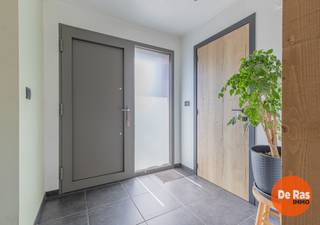 EERSTE BEZOEKDAG ZONDAG 5/07 VAN 10U TOT 14U (enkel op afspraak!)<br /><br />WICHELEN - Deze instapklare woning vindt u op een uitstekende locatie nabij het dorp van Wichelen. De ligging van dit pand is bijzonder aantrekkelijk met scholen, banken, supermarkten, horecazaken en winkels in de directe omgeving. Daarnaast geniet deze woning van een heel goede bereikbaarheid door de nabijheid van het openbaar vervoer, station en belangrijke invalswegen.<br /><br />Naar indeling toe beschikt de woning over een inkomhal met gastentoilet, een volledig geïnstalleerde keuken, een lichtrijke woonkamer, een berging, een badkamer, een nachthal en 2 ruime slaapkamers.<br /><br />Zowel vooraan als achteraan beschikt de woning over een aangenaam terras. De oprit biedt plaats aan 1 wagen.<br /><br />Naar comfort toe is de woning voorzien van dakisolatie (10cm), HR-glas (ALU), centrale verwarming op stookolie, zonnepanelen (10), laadpaal,...<br /><br />Optioneel is er de mogelijkheid om een garage mee aan te kopen aan €20.000.<br /><br />Kortom, bent u op zoek naar een instapklare woning met 2 slaapkamers en 2 terrassen met parkeermogelijkheid op een uitstekende locatie? Aarzel dan niet en maak snel uw afspraak: 053/60.65.60<br /><br />De vermelde prijs is een richtprijs. Na ontvangst van de biedingen zal de verkoper beslissen of hij/zij de eigendom verkoopt aan het beste bod. De richtprijs is aldus niet bindend voor de verkoper. Voor meer info kunt u ons contacteren of het reglement raadplegen op onze website.