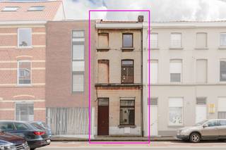 Deze <strong>solide rijwoning </strong>is gelegen in de <strong>Meensesteenweg 39 </strong>te <strong>Kortrijk </strong>en biedt een uitstekende basis voor een grondige renovatie naar eigen smaak, op een <strong>goed bereikbare locatie </strong>nabij winkels, scholen en belangrijke verbindingswegen én biedt <strong>tal van mogelijkheden </strong>voor wie op zoek is naar een renovatieproject met potentieel!<br /><br />Op het <strong>gelijkvloers </strong>vindt u een inkomhal, een <strong>voorplaats </strong>op vandaag gebruikt als berging (ook bruikbaar als bureau) en een <strong>living </strong>met eet- en zithoek die aansluit op de <strong>keuken</strong>. Achter de keuken bevindt zich de <strong>badkamer </strong>met douche, lavabo en toilet.<br /><br />Op de <strong>eerste verdieping </strong>bevinden zich <strong>twee slaapkamers</strong>. De <strong>tweede verdieping </strong>brengt ons naar een derde slaapkamer en een praktische berging. Een <strong>kelder </strong>en een gezellige <strong>koer </strong>aan de achterzijde maken het geheel compleet.<br /><br />Interesse in deze woning?<br />Contacteer <br />Yorben 0468 188 061 of <u><strong>yorben@dekeyser.immo</strong></u><br />Matthis 0477 804 350 of <u><strong>matthis@dekeyser.immo</strong></u>