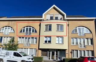 Recent gerenoveerd, energiezuinig appartement van 90m² met twee slaapkamers.<br />Het appartement is gelegen op de tweede verdieping, toegankelijk via de lift of de trap.<br /><br />Indeling:<br />Inkomhal, woonkamer met open keuken en aangelegen berging, nachthal, twee slaapkamers, badkamer met bad/douche, gescheiden toilet, stookplaats. <br />Persoonlijke parkeerplaats onder carport en fietsenberging.<br /><br />Ligging:<br />Gelegen in het centrum van Geel, op wandelafstand van de markt. <br />Scholen, sporthal, winkels en ziekenhuis in de directe nabijheid.<br /><br />Omschrijving:<br />We betreden het appartement via de inkomhal. Deze geeft toegang tot de woonkamer en nachthal.<br />De woonkamer van maar liefst 35m² heeft een grote raampartij aan de voorzijde en brengt veel licht binnen.<br />Aansluitend bevindt zich een volledig geïnstalleerde keuken met een nieuwe vitrokeramische kookplaat en een vaatwasmachine.<br />Via de nachthal is er toegang tot de twee slaapkamers, het volledig gerenoveerde toilet, de badkamer met nieuwe regendouche, badkamermeubel en bad. Stookplaats met zuinige gaswandketel en aansluiting voor wasmachine/droogkast.<br />Achteraan het gebouw bevindt zich een persoonlijke parkeergelegenheid onder een carport met afgesloten fietsenberging.<br /><br />Verhuring rechtstreeks door de eigenaars van het appartement.<br />Enkel langdurige verhuringen