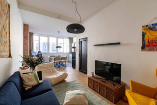 In de gezellige Stefaniestraat te Antwerpen vind je dit charmante, volledig gemeubelde appartement dat perfect is voor wie op zoek is naar comfort en stijl op een toplocatie. Het appartement beschikt over een ruime slaapkamer met een praktische dressing. De inrichting is met zorg gekozen en straalt een warme, huiselijke sfeer uit waarin je je meteen thuis voelt. De moderne badkamer is uitgerust met een douche en voorzien van een wasmachine en droogkast. De open keuken is uitgerust met een afwasmachine, koelkast en een oven. De maandelijkse lasten bedragen slechts 50 euro en zijn inclusief waterverbruik. Kortom, een instapklaar appartement in een rustige straat, op wandelafstand van winkels, openbaar vervoer en het bruisende stadsleven van Antwerpen.