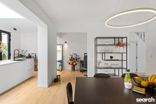 In een rustige zijstraat van de Prins Boudewijnlaan, midden in de populaire Elsdonk-wijk, vind je deze heerlijke gezinswoning terug!<br /><br />Zeer centraal gelegen, vlakbij verschillende toegangswegen. Winkels, scholen en openbaar vervoer liggen op wandelafstand.<br /><br />Over we woning zelf: Je komt binnen via de inkomhal met authentieke elementen en een apart gastentoilet. De leefruimte is zeer ruim, baadt in het licht en is voorzien van vloerverwarming.<br />De open keuken, volledig geïnstalleerd en voorzien van alle comfort, loopt hier naadloos in over. Vanuit de keuken heb je toegang tot de heerlijke stadstuin, omgeven door rust en groen.<br /><br />Op de eerste verdieping bevinden zich twee ruime slaapkamers, waarvan één rechtstreeks toegang heeft tot een eerste badkamer. Een derde kamer is momenteel ingericht als tweede badkamer, maar biedt tal van mogelijkheden. De eerste verdieping is verder op te frissen.<br /><br />Ondergronds bevindt zich een ruime garage, met oprit en grote kelder (met aansluiting wasmachine en droogkast). Vanuit de kelder heb je ook rechstreeks toegang tot de tuin.<br /><br />Kom je de woning graag ontdekken tijdens de bezoekdagen op vrijdag 10 september en zaterdag 11 september? Aarzel dan niet en neem contact met ons op!<br /><br />Bel Dries op 0470/107.217 of mail dries@searchrealestate.be<br /><br />Let wel: de aangegeven prijs is een vanafprijs!<br />
