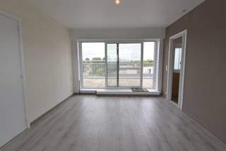 Knusse studio te huur met een zeer gunstige ligging. <br />Leefruimte, aparte keuken voorzien voor keramische kookplaat en badkamer met 1 lavabo, combi bad/douche en toilet. Verder is er nog een ruim terras en een praktische kelderberging.<br /><br />De studio bevindt zich op de 5e verdieping en is met de lift toegankelijk tot de 4e verdieping.<br /><br />Huurprijs: 500 EUR/maand + 75 EUR/maand voorschot syndic en verbruik of een totaal van 575 EUR/maand<br />Adres: Kerkstraat 12/0502, 8560 Gullegem<br />Onze referentie: DEV5157
