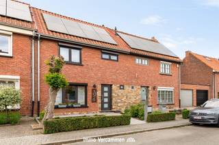 Bent u op zoek naar een verzorgde woning op een uitstekende locatie nabij Mechelen? Dan is deze gesloten bebouwing zeker een bezoek waard.Op het...