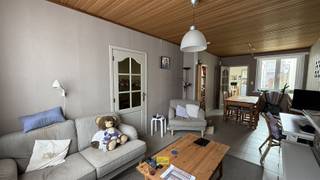 Welkom in deze charmante woning gelegen in Wilrijk!De woning beschikt over twee ruime slaapkamers, voorzien van warme houten vloeren en veel...