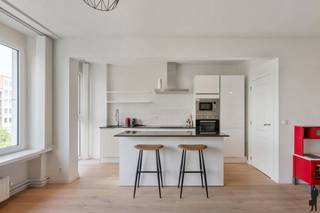 Prachtig gerenoveerd twee slaapkamer appartement (ca. 100 m²) gelegen aan dé toekomstige hotspot van Antwerpen! Nabij openbaar vervoer, de oude binnenstad, het MAS, winkels e.d. Indeling: We komen het appartement binnen in een ruime inkomhal met apart gastentoilet. Aan de voorzijde van het appartement vinden we de leefruimte op eiken parket met volledig geïnstalleerde open keuken (koelkast, vaatwasser, oven, dampkap, keramische kookplaat). Verder werd er een technische berging voorzien met aansluiting voor was- en droogmachine. Aan de achterzijde bevinden zich de slaapkamers (8m² en 16m²). Beide hebben toegang tot het terras en de hoofdslaapkamer is voorzien van een open dressing. Tot slot hebben we de luxueuze badkamer met grote inloopdouche! Bijzonderheden: AK ca. €250/maand. (reservefonds, blokpolis, verwarming en water van het appartement, onderhoud en verbruik gemeenschappelijke delen en lift) Volgende zaken werden reeds vernieuwd in het gebouw: Lift, CV-installatie op gas, videofonie, inkomdeur van het gebouw en het dak. EPC: 250 kWh/m².