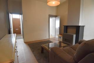 Op het gelijkvloers kom je binnen in de aparte inkomhal die toegang geeft tot de lichtrijke living, eetkamer en de kelder die extra opbergruimte biedt. Daarachter bevindt zich de keuken, badkamer voorzien van douche en toilet.<br /><br />Op de eerste verdieping zijn er 2 ruime slaapkamers. <br /><br />Daarnaast beschikt de woning over een ruime zolder.<br />Aan de achterkant van de woning is er een gezellige tuin.<br /><br />Bovendien beschikt de woning over een vlotte bereikbaarheid naar autosnelwegen en een uiterst centrale ligging.<br /><br />Huurprijs: 575 EUR/maand<br />Adres: Vlaswaagplein 10, 8501 Bissegem<br />Onze referentie: DEV5155