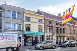 <p><strong>Diest – Verhuurd handelspand te koop, ideaal als investering</strong></p>

<p>Bent u op zoek naar een interessante investering in het centrum van Diest? Dan is dit verhuurde handelspand met tuin precies wat u zoekt! Dankzij de uitstekende ligging met veel passage geniet deze eigendom van een hoge visibiliteit, perfect voor commerciële activiteiten.</p>

<p>Gelegen op een perceel van meer dan 3 are, beschikt het pand over een ruime handelsruimte, een gezellige stadstuin, én mogelijkheden voor uitbreiding of woonst op de verdiepingen. Het pand is momenteel verhuurd, wat zorgt voor een onmiddellijke opbrengst.</p>

<h3>Indeling:</h3>

<ul><li>
	<p><strong>Kelder</strong>: deels onderkelderd – ideaal als extra stockage</p>
	</li><li>
	<p><strong>Gelijkvloers</strong>: ruime handelsruimte/winkel, keuken, apart toilet en berging</p>
	</li><li>
	<p><strong>Verdieping +1</strong>: open ruimte, perfect om te vormen tot woonst of appartement</p>
	</li><li>
	<p><strong>Zolder</strong>: extra bergruimte of uitbreidingsmogelijkheid</p>
	</li><li>
	<p><strong>Buiten</strong>: terras en verrassend grote stadstuin</p>
	</li></ul>

<h3>Troeven:</h3>

<ul><li>
	<p>Toplocatie in centrum Diest met veel doorgaand verkeer</p>
	</li><li>
	<p>Onmiddellijke huuropbrengst – pand is verhuurd</p>
	</li><li>
	<p>Mogelijkheid tot woonst op de verdieping</p>
	</li><li>
	<p>Unieke combinatie van handel en tuin in de stad</p>
	</li></ul>

<p>Een zeldzame kans voor investeerders of ondernemers die op zoek zijn naar een commercieel pand met meerwaarde, én een groene oase midden in de stad.</p>

<p><strong>Interesse? Contacteer ons voor meer info of een bezoek!</strong></p>