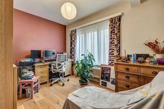 <p>Ideaal gelegen vlakbij het Josaphatpark, het Wahispark en de tennisclub Wahis, op de 3e verdieping van een gebouw met 6 verdiepingen, bieden we u dit prachtige appartement met 3 slaapkamers. Het bestaat uit: inkomhal met vestiaire, grote woonkamer, aparte keuken, nachthall, apart toilet, badkamer en 3 slaapkamers (16 m², 13 m² en 11 m²). Wasruimte.Je zult verleid worden door de helderheid en de uitzonderlijke locatie. Een must-see!</p>