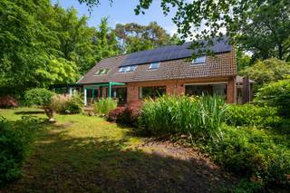 Ruime, energiezuinige villa (EPC B) met 4 slaapkamers, 4 badkamers, ruime leefruimte en grote garage op een mooi perceel (2.001 m²) in Dennendael!We...