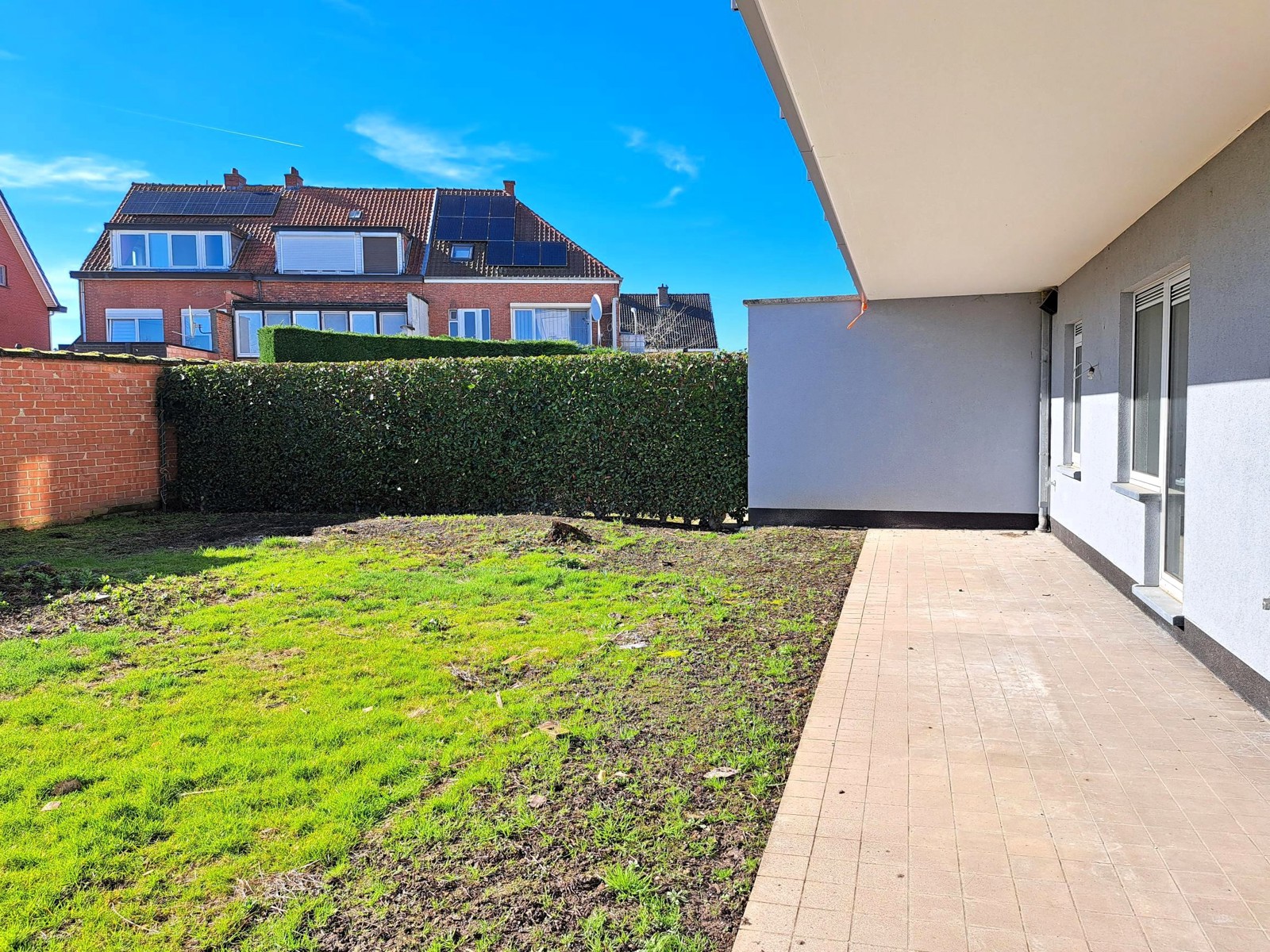 GERENOVEERD GELIJKVLOERS APPARTEMENT MET 2 SLPKS EN TUIN - foto 2