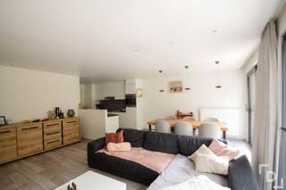 <p><span>In een rustige zijstraat van de Duinkerkestraat, Werf, vinden we dit recente (2017) en energiezuinige appartement terug. In de nabije omgeving bevinden zich op wandelafstand alle nodige voorzieningen, zoals: kleinhandel, grootwarenhuizen (Colruyt op 100m), scholen, openbaar vervoer, enz.</span></p><p><span> </span></p><p><span>Het appartement zelf maakt deel uit van Residentie Aureus en bevindt zich op de gelijkvloerse verdieping. Aan de voorzijde van het gebouw is een private autostaanplaats inbegrepen. Verderop is er nog voldoende parkeermogelijkheid. </span></p><p><span> </span></p><p><span>We betreden het appartement via de inkomhal die leidt naar de lichtrijke en ruime woonkamer met open keuken. Deze is volledig uitgerust met een dubbele spoelbak, een vaatwas, een heteluchtoven, een koelkast met vriesvak en een keramische kookplaat met dampkap. Verder is hier nog een koele berging voorzien met aansluiting voor een wasmachine, droogkast of extra diepvries. De grote schuiframen in de woonkamer geven uit op het zuidgerichte terras met een mooi uitzicht. Een betonnen trap leidt nog naar beneden waar zich een uiterst aangename tuin schuilhoudt. </span></p><p><span> </span></p><p><span>Terug binnen treffen we eerst de moderne badkamer aan. Deze is voorzien van een inloopdouche, een handdoekenrek, een dubbele wastafel in meubel en extra linnenkast. Verder bevinden zich nog het aparte toilet en de beide slaapkamers (307*294 & 413*277). Alle meubels die op de foto's te zien zijn kunnen rechtstreeks aan de eigenaar worden overgekocht. </span></p><p><span> </span></p><p><span>Het appartement beschikt verder nog over een ventilatiesysteem en wordt verwarmd via een condensatieketel op gas. De gemeenschappelijke kosten worden nog begroot en zullen deel uitmaken van een jaarlijkse afrekening.</span></p><p><span> </span></p><p><span>TROEVEN:</span></p><p><span>- </span><span>Recent en energiezuinig</span></p><p><span>- Terras en tuin</span></p><p><span>- Inbegrepen autostaanplaats voor de deur</span></p><p><span> </span></p><p><span>Bent u geïnteresseerd in dit moderne appartement? Aarzel dan niet en contacteer ons op 057 69 99 70 of via info@whitehouse.immo!</span></p>