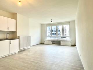 Volledig gerenoveerd (2022) appartement op de eerste verdieping (geen lift) gelegen in het centrum van Mechelen met mooi uitzicht over de Dijle. Het beschikt over een aangename leefruimte met vernieuwde open keuken, een ruime slaapkamer(rolluik), een kleine kamer welke gebruikt kan worden als bureau/hobbyruimte/dressing/inpandig terras... , een vernieuwde badkamer voorzien van douche, wastafel, toilet en een berging/wasplaats. Het gebouw werd volledig gerenoveerd  en opgeschilderd in 2022. Het is uitgerust met nieuwe(2022) elektriciteit, nieuw sanitair, nieuwe beglazing, nieuwe condensatieketel, ventilatie... (EPC B -113). Gelegen in fietsstraat op wandelafstand van station Mechelen Nekkerspoel en vlakbij de fietsostrade. GEEN GEMEENSCHAPPELIJKE KOSTEN - VRIJ VANAF 1/1/2027. Voor meer info --> cedric@immovos.be - 0486/538660