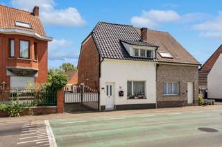 <p>Bent u op zoek naar een boeiend renovatieproject met karakter? Deze halfopen bebouwing uit 1930 biedt de perfecte basis om uw droomwoning te realiseren. Gelegen op een mooi perceel van 330 m² in Berlare, biedt deze eigendom volop mogelijkheden voor wie graag de handen uit de mouwen steekt.</p>