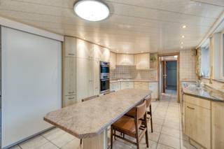 <span><span>Deze ruime gesloten woning, gelegen in het <strong>centrum van Vladslo</strong>, <strong>beschikt</strong> over een voormalige <strong>handelsruimte</strong> die zich perfect leent voor uiteenlopende invullingen, zoals een kapsalon, praktijkruimte, kantoor of voedingswinkel. Wenst u <strong>meer woonruimte</strong>? Dan kan deze ruimte, mits de nodige aanpassingen, ook perfect geïntegreerd worden in de woning.<br /><br />De voormalige handelsruimte biedt bovendien toegang tot een <strong>praktische kelder en een inpandige garage.</strong><br />Het woongedeelte start in de gezellige woonkamer, die aansluit op de keuken en de trap naar de eerste verdieping. Via de keuken bereikt u de wasplaats, het apart toilet, de badkamer en een handige berging. Daarnaast biedt de keuken ook toegang tot een <strong>praktische opbergzolder</strong>.<br />Op de eerste verdieping bevinden zich <strong>drie zeer ruime slaapkamers</strong>. Verder beschikt de woning over een uitzonderlijk <strong>ruime zolder</strong>, die perfect kan worden ingericht als extra slaapkamer, bureau, hobbyruimte of <strong>polyvalente ruimte</strong>.<br />Buiten geniet u van een gezellige koer met tal van bijgebouwen, ideaal als <strong>extra bergruimte</strong>, werkplaats of voor diverse hobby’s.<br />Dankzij de centrale ligging, de ruime indeling en de vele mogelijkheden vormt deze eigendom de ideale basis voor wie op zoek is naar een woning met <strong>extra potentieel</strong>.</span></span>
<div><br /><span><u><span>Troeven:</span></u></span>
<ul>
<li><span><span>Centrale ligging in het centrum van Vladslo;</span></span></li>
<li><span><span>Voormalige handelsruimte met diverse mogelijkheden;</span></span></li>
<li><span><span>Inpandige garage;</span></span></li>
<li><span><span>Praktische kelder;</span></span></li>
<li><span><span>Gezellige koer met tal van bijgebouwen;</span></span></li>
<li><span><span>Drie zeer ruime slaapkamers;</span></span></li>
<li><span><span>Inrichtbare zolder.</span></span></li>
</ul>
<span><span>Wenst u meer info? Of liever een bezichtiging? Neem contact met ons kantoor en we begeleiden u graag verder tijdens een plaatsbezoek. Dit kan op het nummer 051 50 11 51 of per mail via diksmuide@diksimmo.be. </span></span></div>