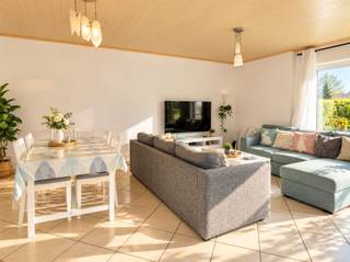 <h1><span>Gelijkvloers appartement met 2 slaapkamers, garage en tuin</span><span><br /><br />Op een toplocatie bevindt zich dit aangename gelijkvloerse appartement met 2 slaapkamers, garage en tuin. Bij het binnenkomen betreedt u een aparte inkomhal met gastentoilet. Vervolgens komt u in de lichtrijke leefruimte met open keuken. Aansluitend bevindt zich een aparte berging, wat zorgt voor extra praktische opbergruimte.<br /><br />Verder beschikt het appartement over een eerste, kleinere slaapkamer en een badkamer met toilet en douche in bad. Via de tweede slaapkamer bereikt u een aparte wasruimte. Deze wasruimte geeft op haar beurt toegang tot de garage.<br /><br />De garage biedt bovendien toegang tot een achterliggend tuintje, een mooie extra troef voor een gelijkvloers appartement.<br /><br />Het appartement is momenteel verhuurd via De Voorkempen, waardoor dit pand meteen een interessante opportuniteit vormt voor investeerders die op zoek zijn naar een verhuurd appartement met een goede praktische indeling.<br /><br />Extra interessant: het appartementsgebouw kan eventueel ook in zijn geheel worden aangekocht. Het appartement kan uiteraard eveneens afzonderlijk worden aangekocht.<br /><br />Een interessante opportuniteit voor wie op zoek is naar een instapklaar appartement met garage en buitenruimte, of naar een investering met bijkomende mogelijkheden.<br /><br />Interesse? Maak snel uw afspraak!</span></h1>