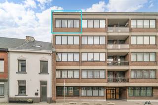 <p><span>Tienen: Modern en recent gerenoveerd appartement met 2 slaapkamers</span></p><p><span> </span></p><p><span>Dit ruime en recent gerenoveerde appartement van 101m² is gelegen in het hart van Tienen en biedt alles wat u nodig heeft voor een comfortabel woongenot. Het appartement is gelegen op de vierde verdieping wat tevens het hoogste verdiep is. </span></p><p><span>We betreden het appartement via een ruime inkomhal, die toegang biedt tot de lichtrijke woonkamer met aansluitende vernieuwde keuken. Aan de andere kant van het appartement vinden we 2 ruime slaapkamers waarvan de masterbedroom eveneens toegang heeft tot een terras op het oosten. De badkamer werd eveneens recent vernieuwd en voorzien van een aangename douche, de was aansluitingen werden hier ook ondergebracht. </span></p><p><span>Om het appartement te vervolledigen werd er eveneens voorzien in een kelderberging en 2 autostaanplaatsen (achter elkaar). </span></p><p><span>Bent u op zoek naar een ruim appartement in het centrum van Tienen? Zoek niet verder en maak vandaag nog een afspraak! </span></p><p><span> </span></p>