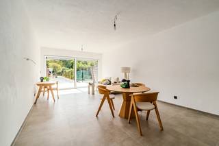 [[ DIT PAND NEEMT DEEL AAN DE ERA OPEN HUIZEN DAG OP 19/9 VAN 17:30 TOT 18:30 ]]
<p>Moderne gesloten woning in Sint-Niklaas met 3 slaapkamers en EPC-label A.</p>

<p>Deze ruime woning in een residentiële en vlot bereikbare omgeving combineert comfortabel wonen met een energiezuinige afwerking. De lichtrijke leefruimte van bijna 47 m² vormt het hart van de woning en biedt alle ruimte voor gezellig samenzijn. Met drie volwaardige slaapkamers en twee badkamers is dit huis ideaal voor gezinnen of wie extra ruimte zoekt. Dankzij de ligging nabij invalswegen geniet je van een vlotte verbinding terwijl je toch rustig woont. De praktische indeling en hedendaagse voorzieningen zorgen voor een aangename woonervaring.</p>

<p> </p>

<p>Belangrijkste ruimtes:<br />• Ruime woonkamer (46,87 m²) met veel lichtinval, open leefgevoel en de open keuken<br />• Functionele badkamer (11,32 m²) met inloopdouche, ligbad, toilet en dubbele wastafel in meubel<br />• Drie slaapkamers van 14,61 m², 11,72 m² en 29,45 m² (grootste heeft een dressing)<br />• Tweede badkamer (7,69 m²) met inloopdouche, toilet en dubbele wastafel in meubel<br />• Praktische berging (15,70 m²) met aansluiting voor wasmachine en droogkast en technische ruimte<br />• Apart toilet<br />• Grote tuin</p>

<p>Troeven:<br />• EPC-label A voor energiezuinig wonen<br />• Drie ruime slaapkamers en twee badkamers<br />• Rustige ligging nabij belangrijke invalswegen<br />• Grote tuin</p>

<p> </p>

<p>Neem vandaag nog contact op met je ERA-makelaar voor een bezoek.</p>

<p>JOUW DROOMHUIS. ZO GEVONDEN!</p>