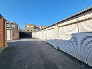 Centraal gelegen garagebox op wandelafstand van het station.Ideaal om de groeiende parkeerdruk in Heist te vermijden of om te gebruiken als...