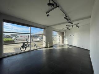 Een klein handelspand gelegen in Zeebrugge, met een uitstekende ligging nabij de jachthaven en een zuidelijke oriëntatie. Het pand is ideaal voor commerciële doeleinden, zoals een winkel of kantoor, en biedt een uitstekende zichtbaarheid en bereikbaarheid dankzij de nabijheid van de jachthaven.
Ben jij op zoek naar een handelspand? Contacteer sofie@keyimmo.be 0475/94 52 37 voor meer info.