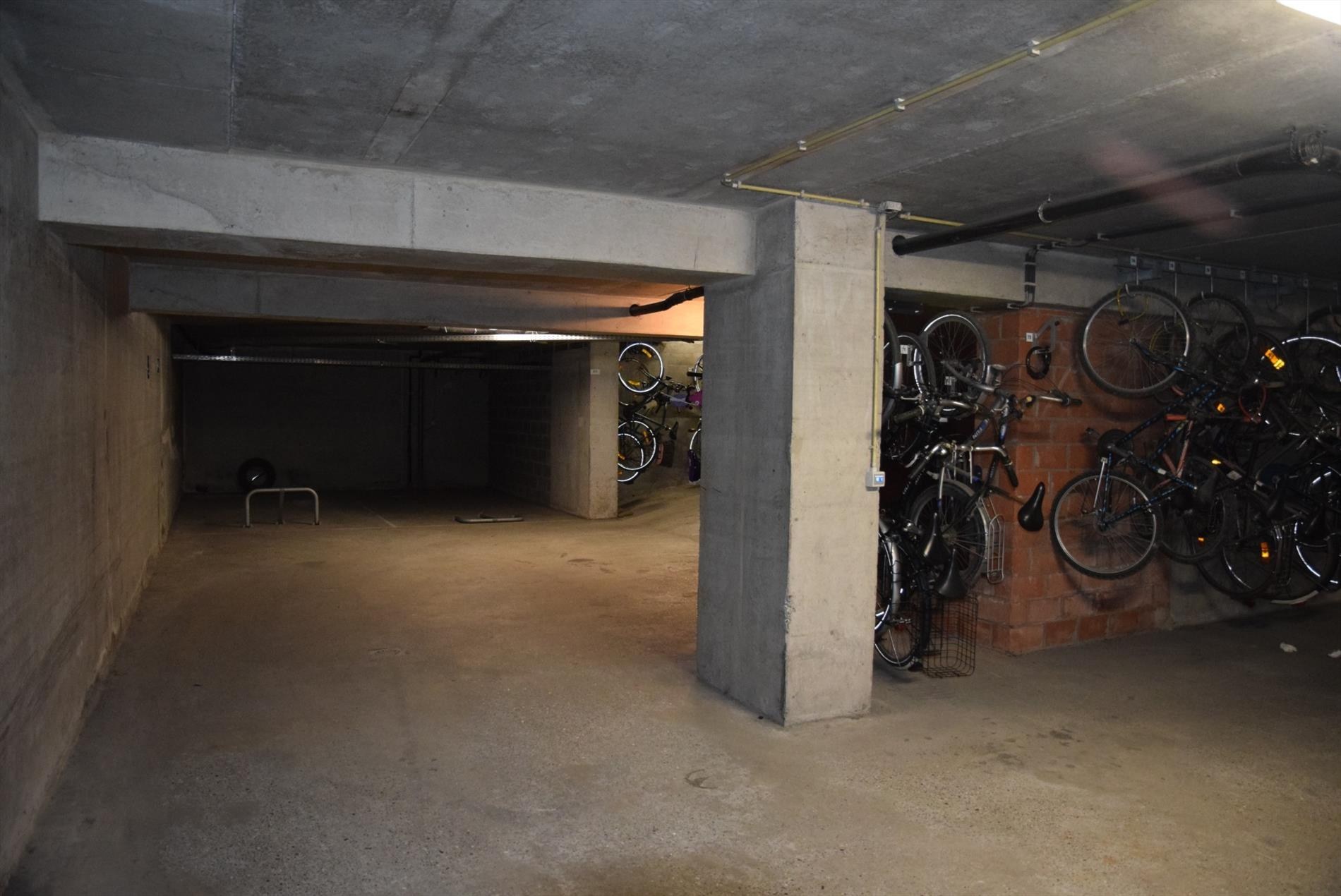 GARAGEBOX 8 (-2) TE KOOP GELEGEN ONDER DE RESIDENTIE "DE PANNE PLAZA", HOEK LEOPOLD I ESPLANADE EN KAPELLELAAN TE DE PANNE - foto 4