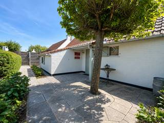 <h1><span><strong>Exceptionnelle maison de pêcheur dans le domaine de vacances Duinhoek</strong></span><span></span></h1>
<p>Vous rêvez d'une seconde résidence à la côte belge, au cœur de la nature et du calme ? Cette <strong>exceptionnelle maison de pêcheur</strong>, située dans le très prisé <strong>domaine de vacances Duinhoek</strong>, est faite pour vous.</p>
<p>Cette propriété, parfaitement entretenue, bénéficie d'un emplacement privilégié en bordure des polders et de la magnifique <strong>réserve naturelle du Westhoek</strong>. Vous profiterez d'un environnement paisible tout en étant à seulement <strong>3 km de la plage</strong>. Un cadre idéal pour les amateurs de promenades, de vélo et de détente au bord de la mer.</p>
<p>La maison comprend <strong>trois chambres spacieuses</strong> et offre tout le confort moderne. Grâce à son excellent état d'entretien, elle est <strong>prête à être habitée</strong>.</p>
<p>À l'extérieur, vous découvrirez un <strong>grand jardin orienté plein sud</strong>, idéal pour profiter du soleil en toute intimité tout au long de la journée. La propriété dispose également d'une <strong>place de parking privative</strong> juste devant la maison.</p>
<p>Le domaine de vacances propose de nombreuses infrastructures pour petits et grands, notamment :</p>
<ul>
<li>Une piscine extérieure surveillée pendant les mois d'été</li>
<li>Des terrains de tennis</li>
<li>Une aire de jeux sécurisée pour les enfants</li>
</ul>
<p>Que vous recherchiez une <strong>résidence secondaire</strong>, un <strong>investissement de qualité</strong> ou une <strong>maison de vacances familiale</strong>, cette propriété réunit tous les atouts : confort, emplacement exceptionnel et nombreuses possibilités de loisirs.</p>
<p><strong>Toute offre sera soumise au vendeur pour approbation.</strong></p>
<p><strong>Intéressé(e) ?</strong><br />Contactez <strong>Frank Verschoore</strong> au <strong>+32 484 74 44 59</strong> pour de plus amples informations ou pour organiser une visite.</p>